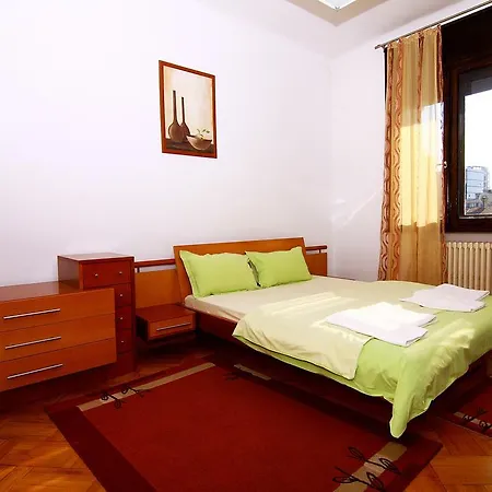 Universitate Appartement Boekarest